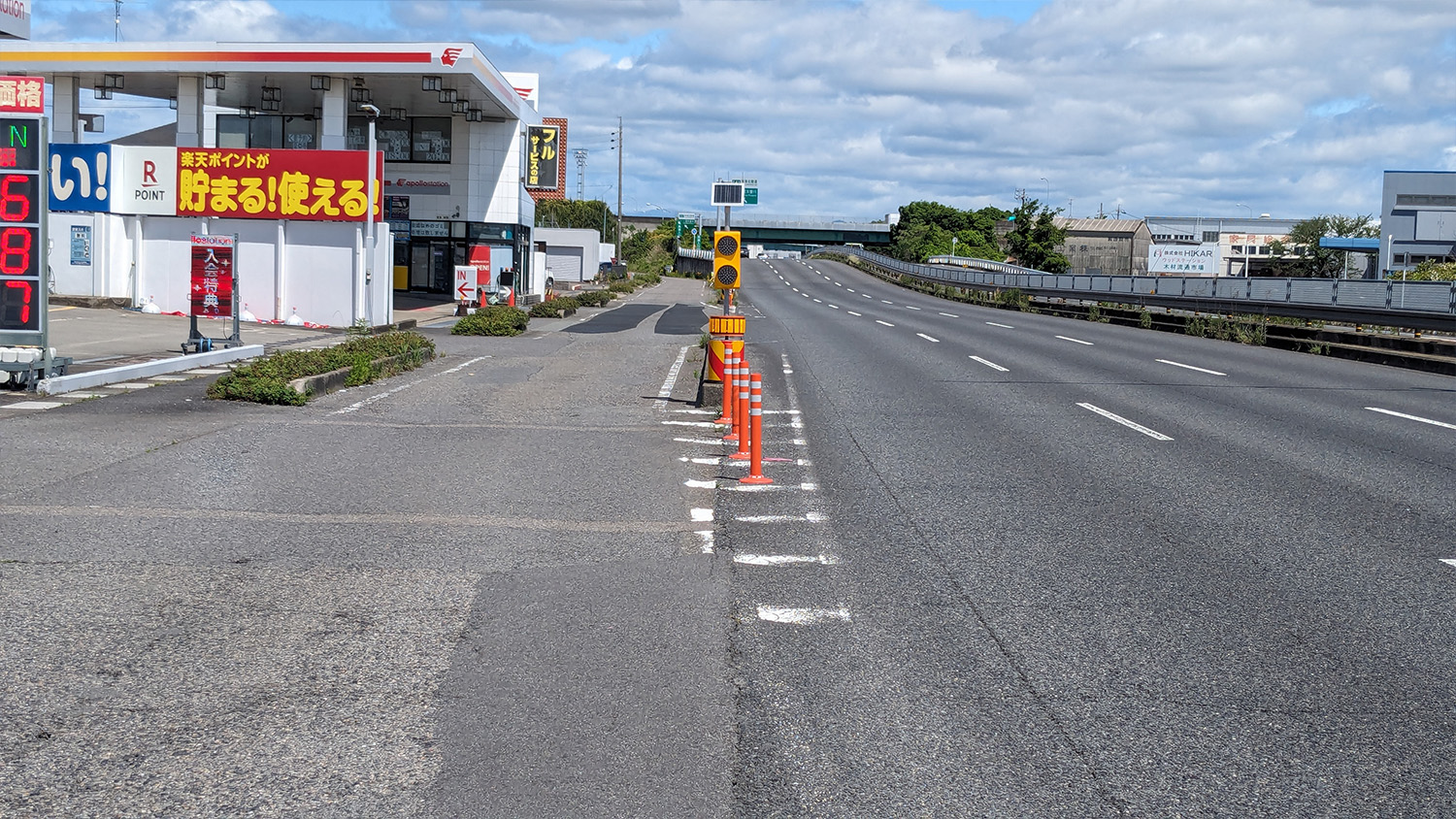 側道に入り50mほど走ると…