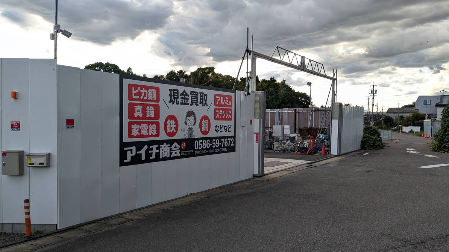 側道に入り50mほど走ると…